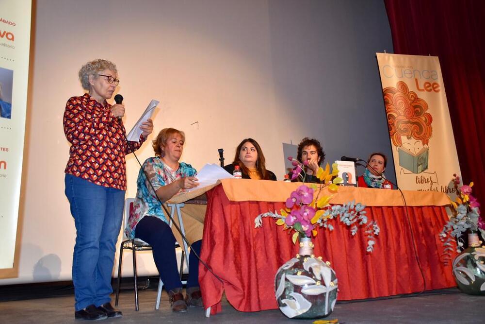 Galván comparte su poesía con clubes de lectura en Iniesta 