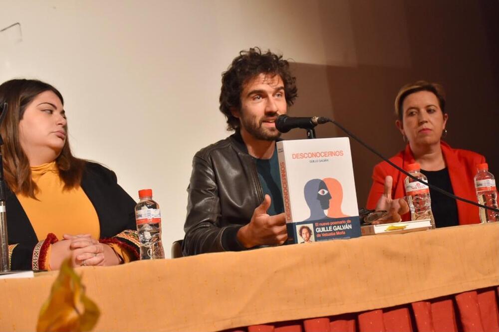 Galván comparte su poesía con clubes de lectura en Iniesta 