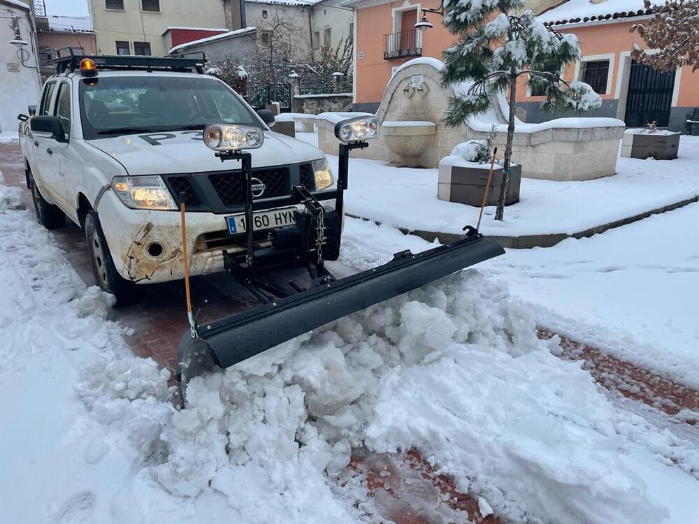 Diputación activa 2 equipos para quitar nieve en la Serranía