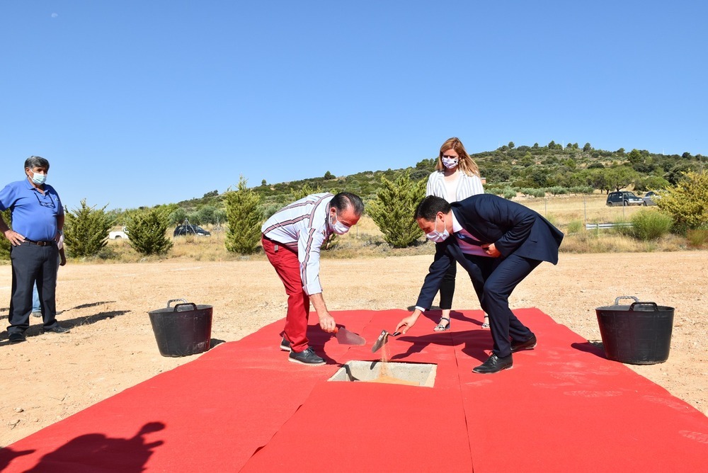 Priego recibe la primera piedra del parque de Bomberos