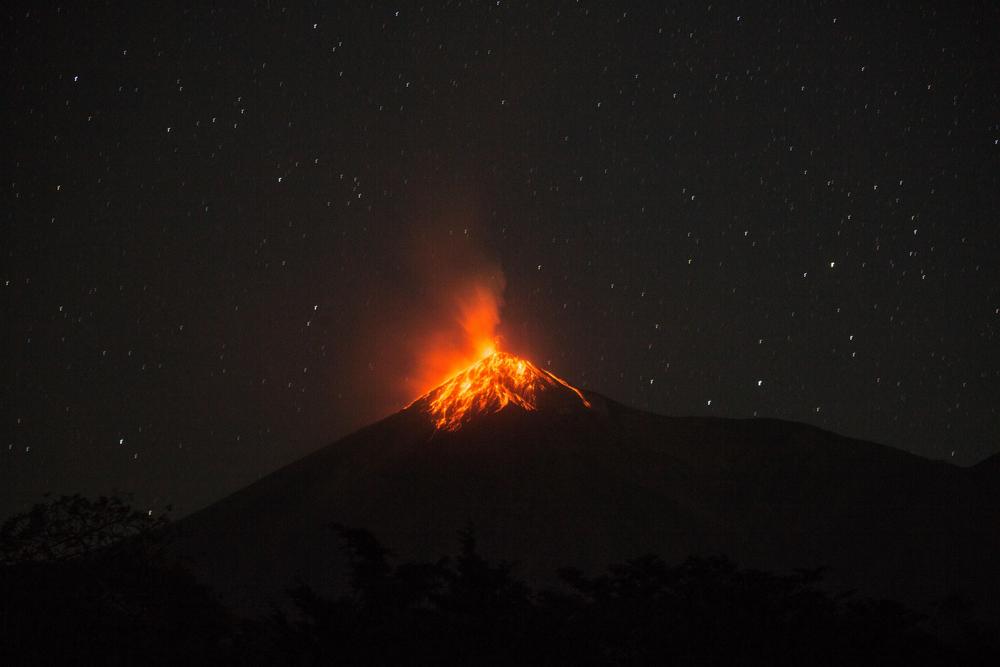 Volcán de Fuego en erupción  / ESTEBAN BIBA