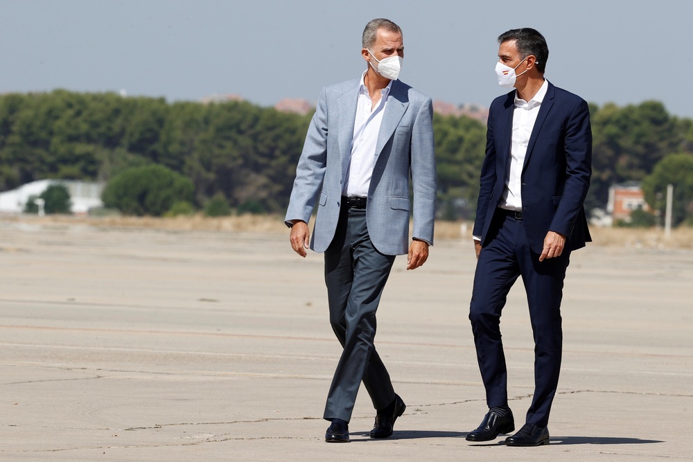 El Rey Felipe VI y el presidente del Gobierno, Pedro Sánchez, conversan durante su visita este sábado al centro de acogida temporal instalado en la base de Torrejón de Ardoz