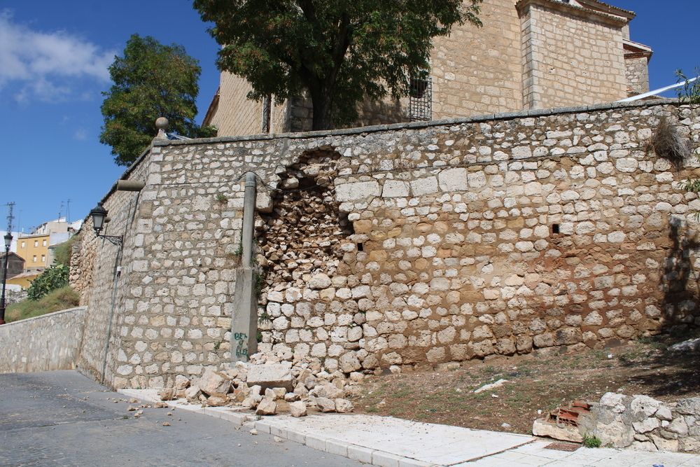 Detalle desprendimiento en muralla iglesia de la Asunción de Tarancón.