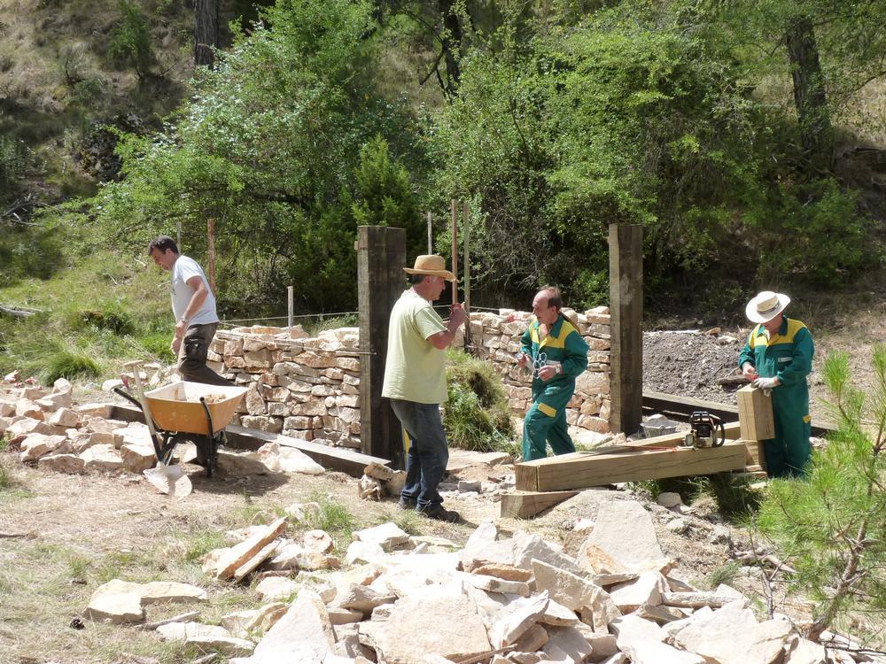 Altruismo para reparar manantiales históricos de Cuenca