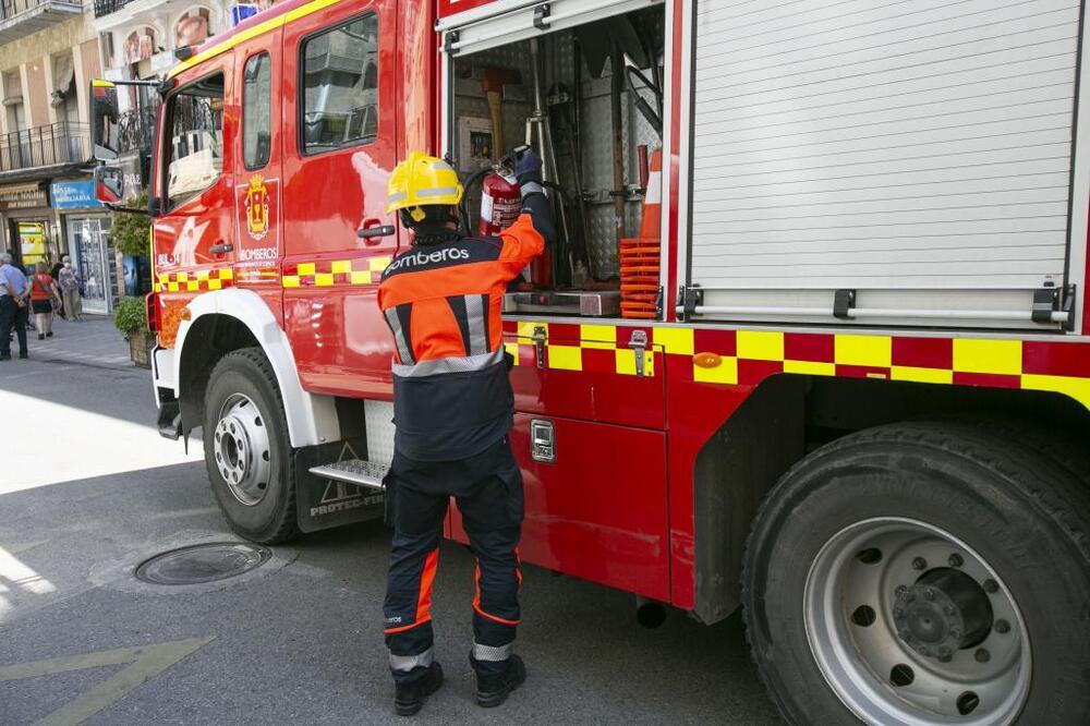 Los bomberos intervienen en un incendio en Carretería