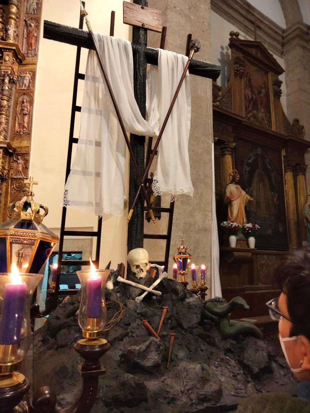 El obispo bendice la nueva Cruz Desnuda de Tarancón