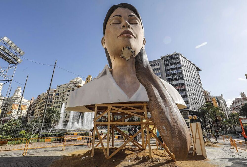 La falla ‘La Meditadora’, en la plaza del Ayuntamiento de Valencia, fue una de las muchas que sufrió desperfectos durante una fuerte tormenta.