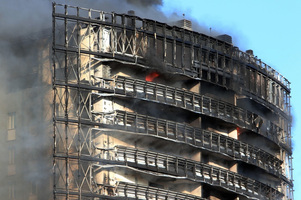 Un incendio devora un edificio de 20 pisos en Milán