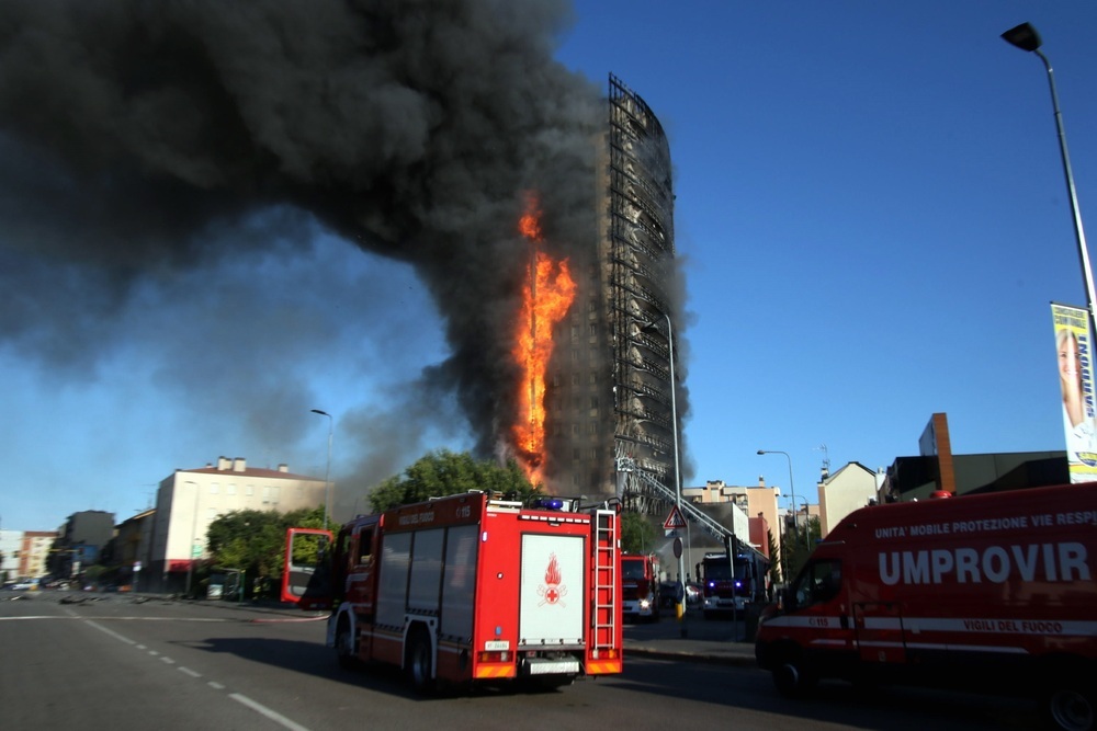 Un incendio devora un edificio de 20 pisos en Milán