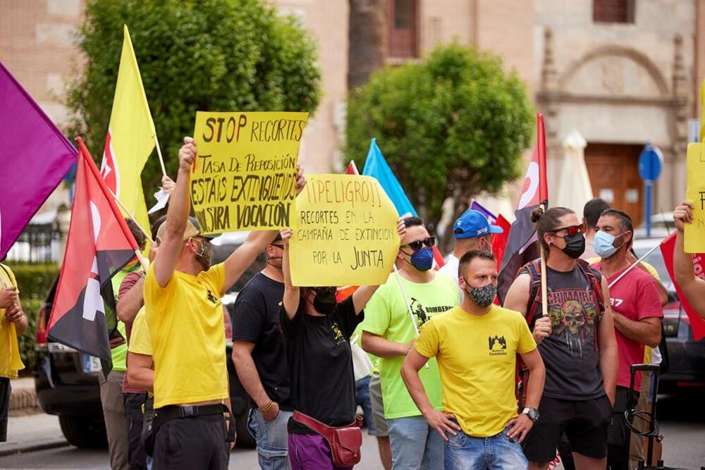 Protestas de trabajadores de Geacam delante del auditorio.