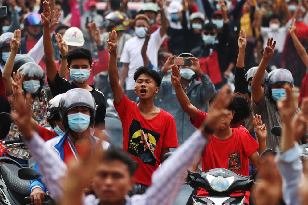 Thousands protest Myanmar coup for a second day  / MAUNG LONLAN