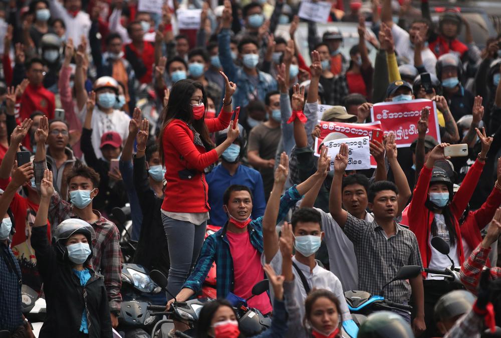 Thousands protest Myanmar coup for a second day  / MAUNG LONLAN