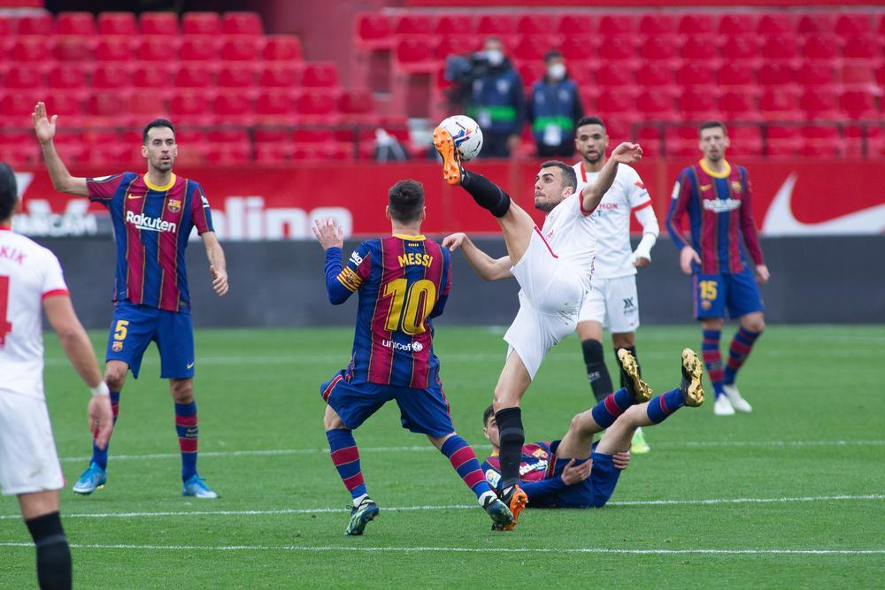 Messi y Dembélé meten al Barça en la pelea
