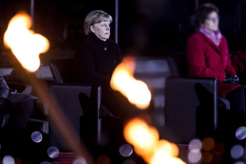 Rosas y Nina Hagen, en el adiós militar más emotivo a Merkel