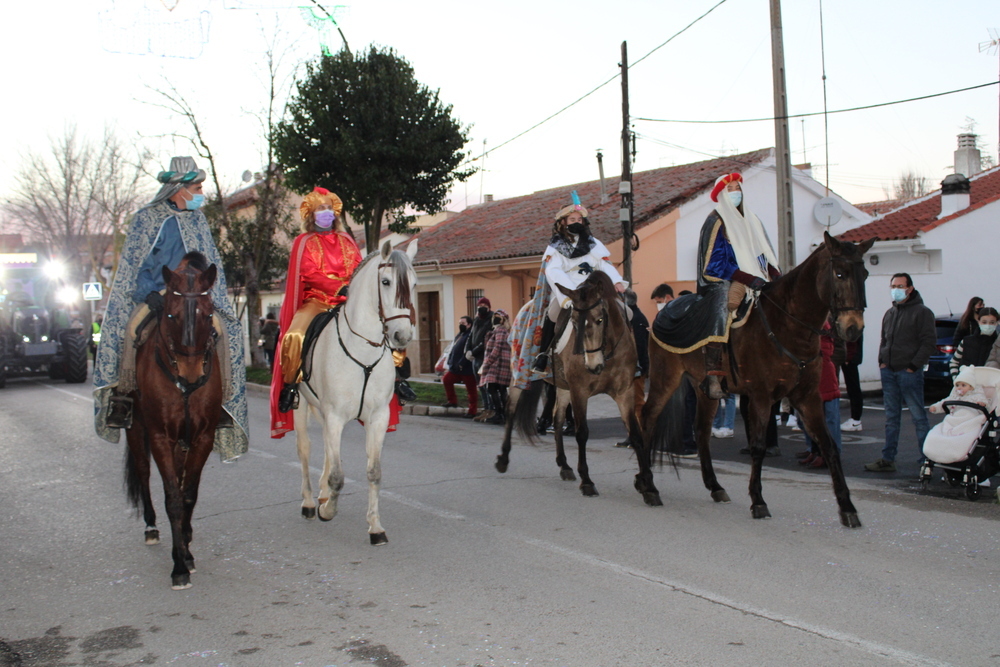 Momentos de la Cabalgata de Reyes en Tarancón, que debido a la lluvia se realizó excepcionalmente el día 6 por la tarde.