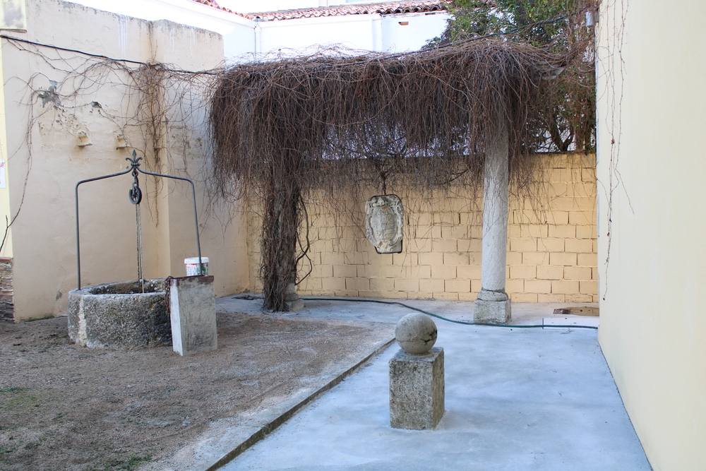Zona del patio interior de Casa Parada, donde se producían filtraciones, mejorada con hormigón impreso.