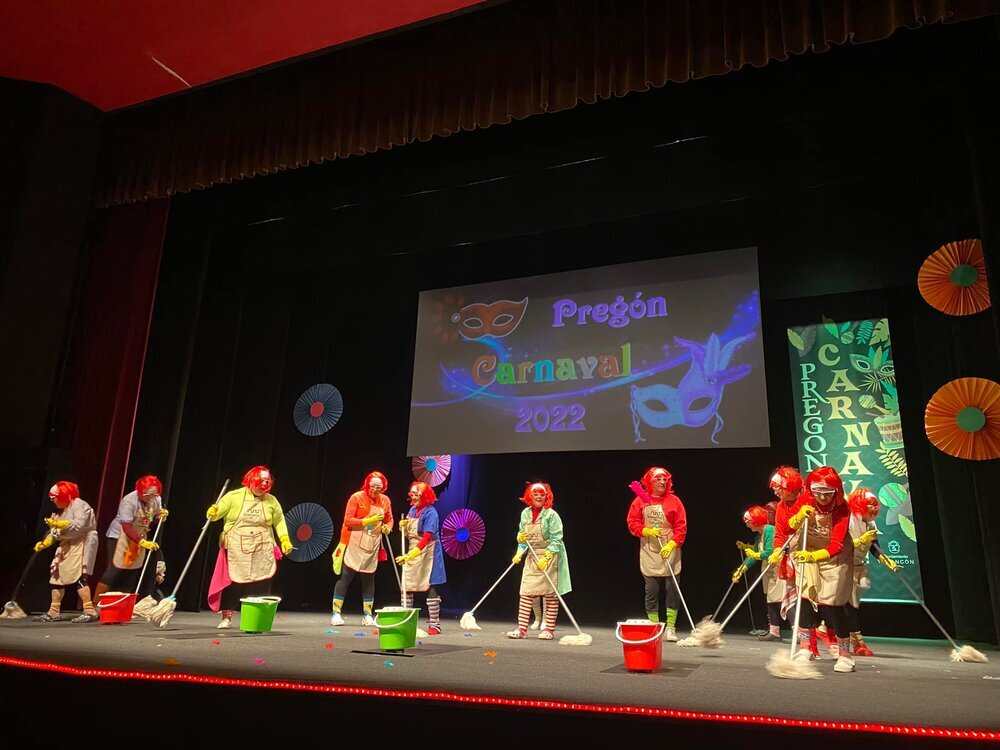 Momento del pregón de Carnaval 2022 de Tarancón, donde se rindió homenaje al personal de limpieza municipal. 