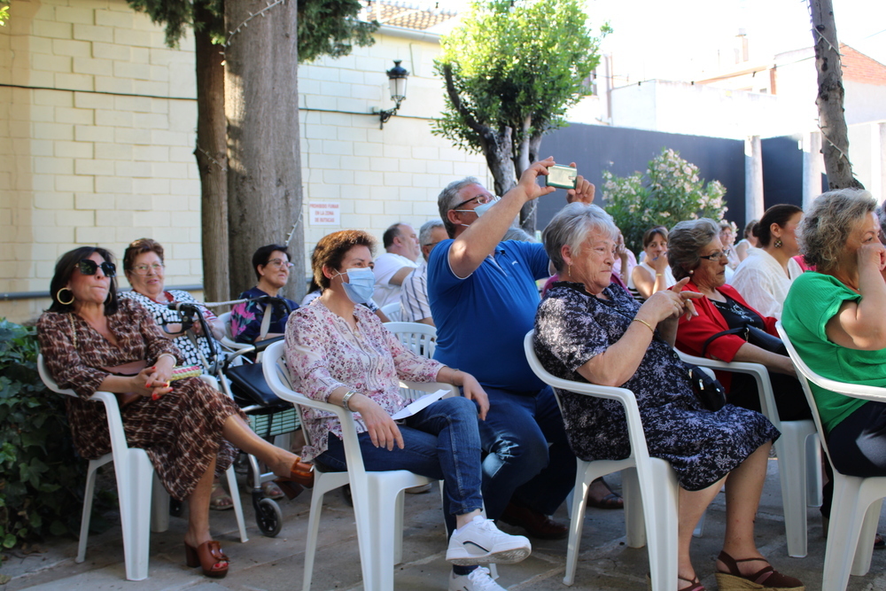 Familiares y representantes de los barrios asistentes al acto que tuvo lugar el domingo en Casa Parada.