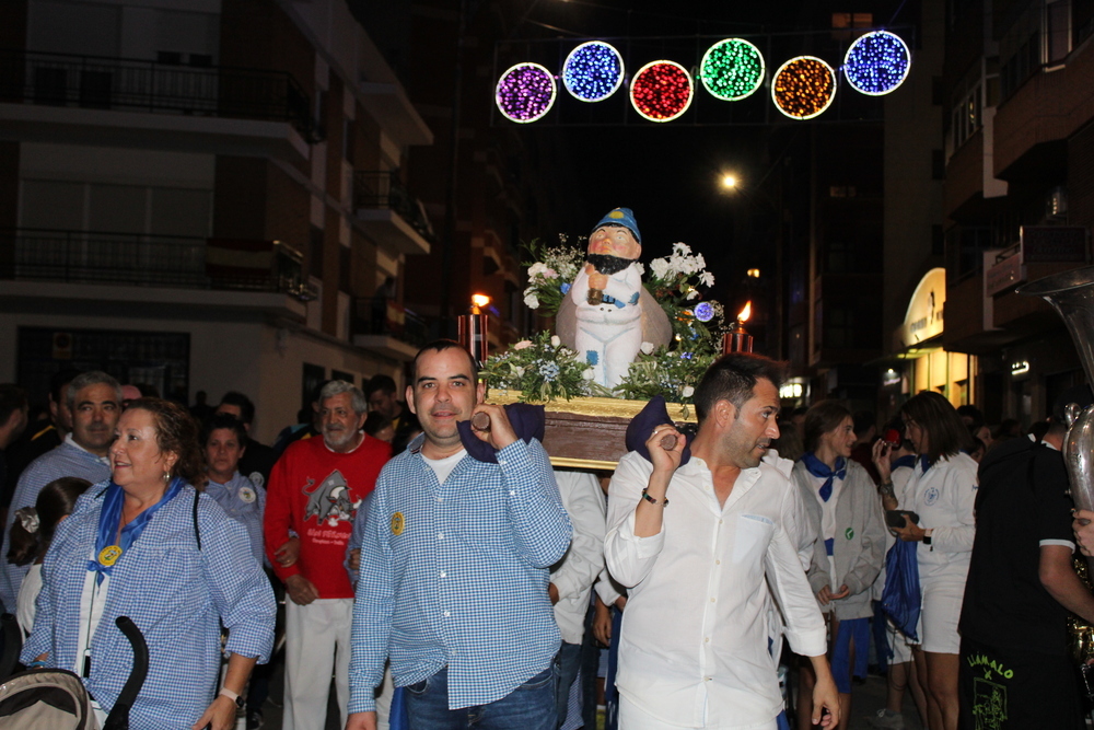 La peña El Mosto con el tradicional Hombre del Saco que sale en procesión cada 13 de septiembre para despedir las fiestas.
