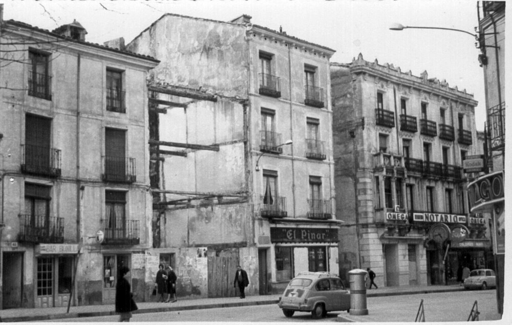 Imagen de la calle Carretería durante la primera mitad del siglo pasado y con los relojes ya en la fachada de Notario.