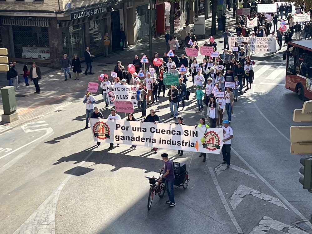 El ‘No a las macrogranjas’ toma las calles de Cuenca