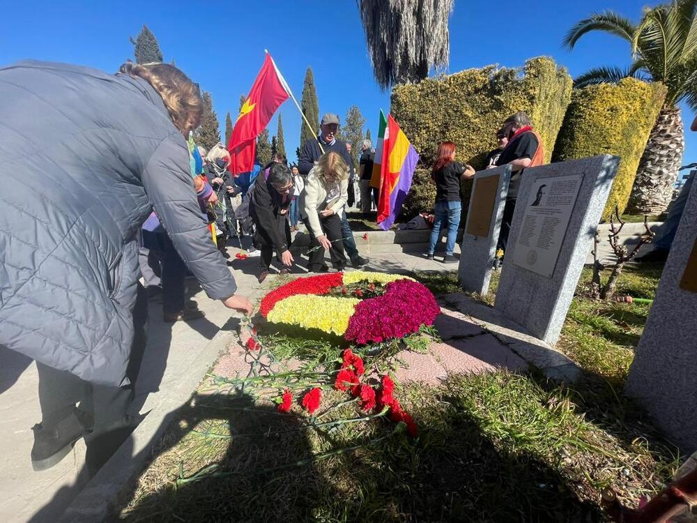 Ofrenda de claveles en el décimo homenaje anual a los brigadistas internacionales, el viernes en el cementerio. 
