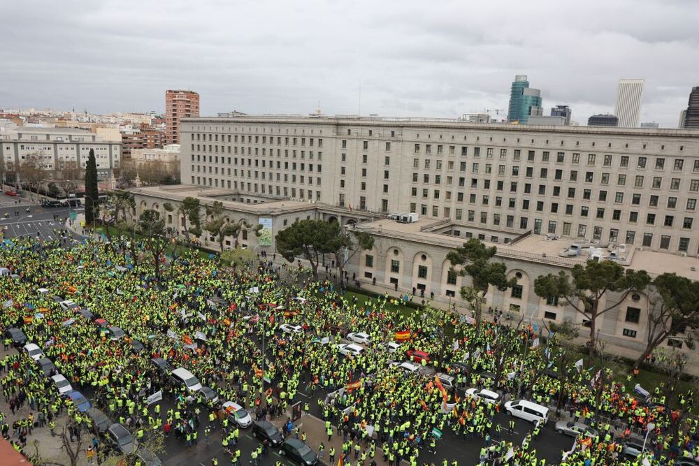Vista general de los asistentes a una manifestación por el sector del transporte, en el Ministerio de Transportes, a 25 de marzo de 2022, en Madrid  / JESÚS HELLÍN   EUROPA PRESS