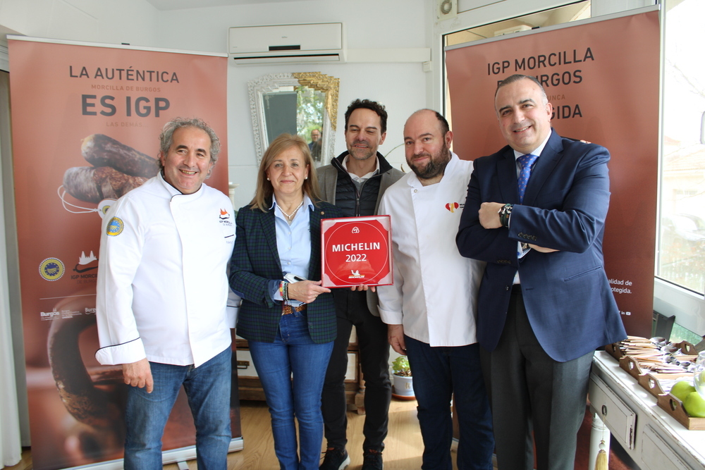 Entrega de la placa Bib Gourmand de la Guía Michelin 2022 a La Martina ante representantes de la IGP Morcilla de Burgos.