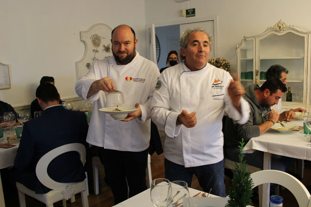 Jorge Susinos y Roberto Dasilva, durante la presentación del plato de pescado, que incluyó varios productos típicos de Burgos.