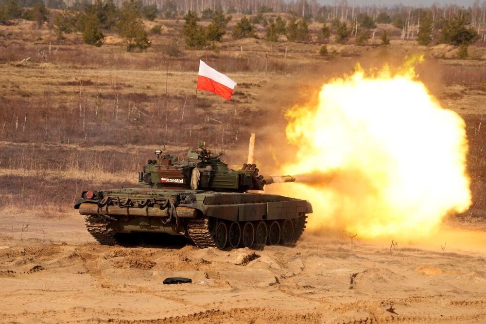 Un tanque polaco P  del grupo de batalla de presencia avanzada mejorada de la OTAN