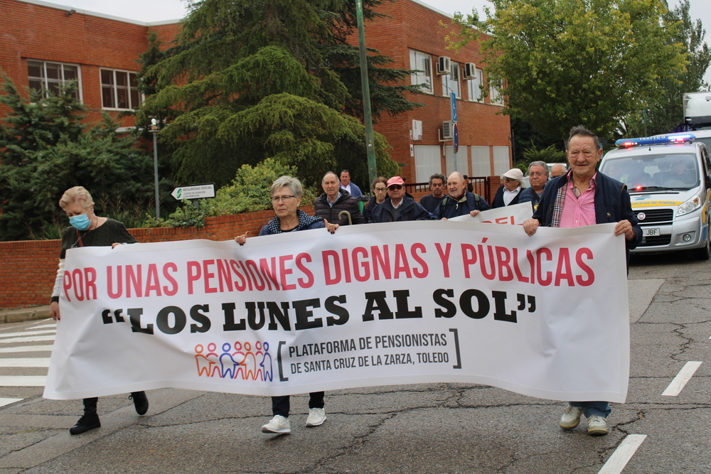 Manifestación por las avenidas Juan Carlos I, Miguel de Cervantes y Reina Sofía, tras recibir a los participantes en la Marcha Este. 