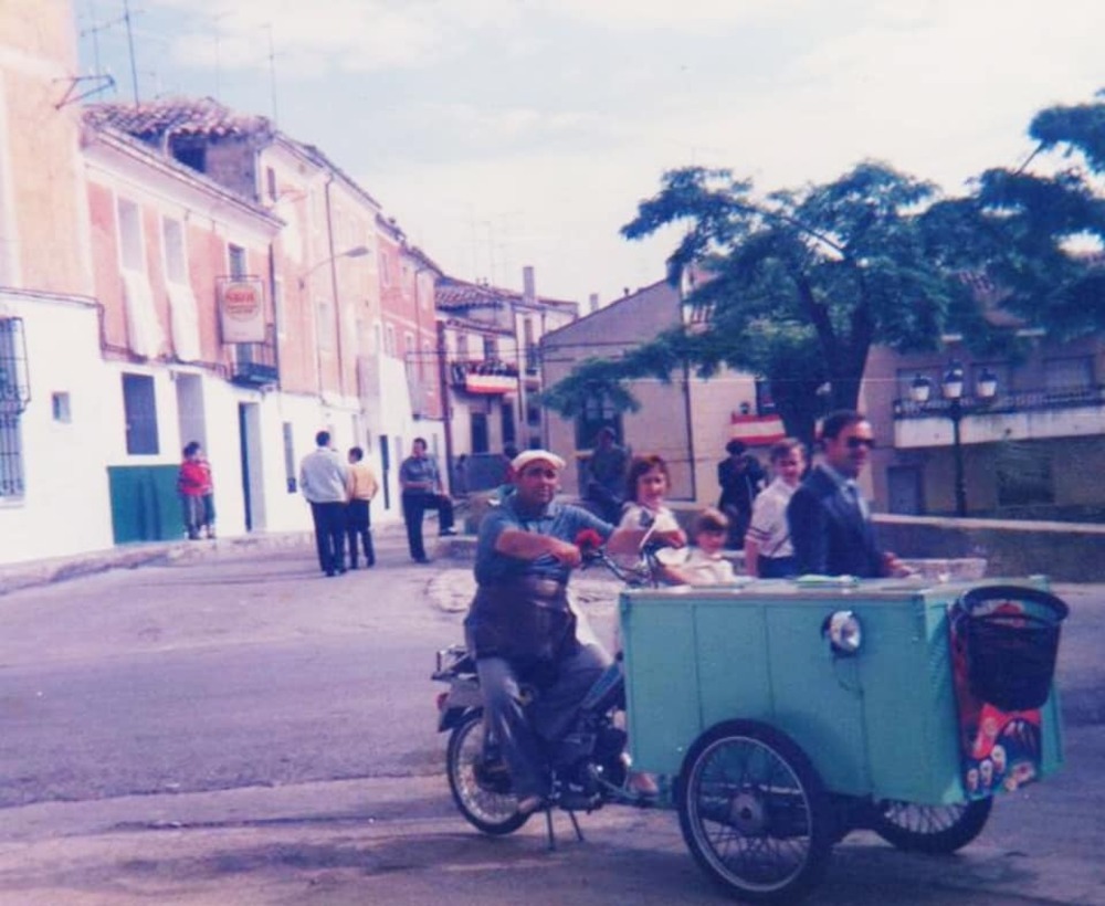 fotografía de los años 80-90 del siglo pasado que pertenece al álbum familiar de Alberto Navarro Fernández (1939-2018), protagonista del cuadro. 