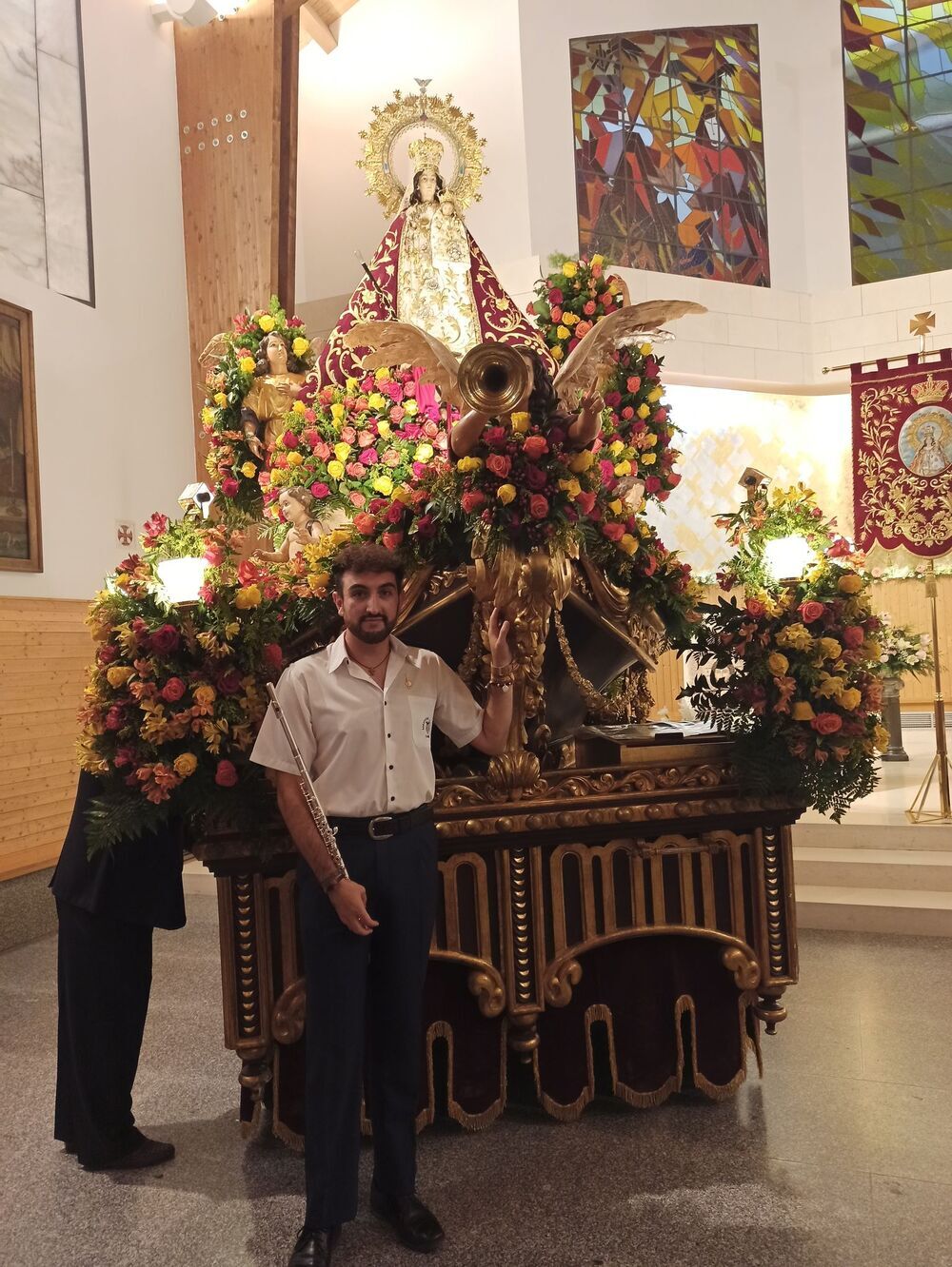 Jorge Saiz Moratalla, miembro de la banda de música, junto a la patrona de Tarancón, la Virgen de Riánsares.