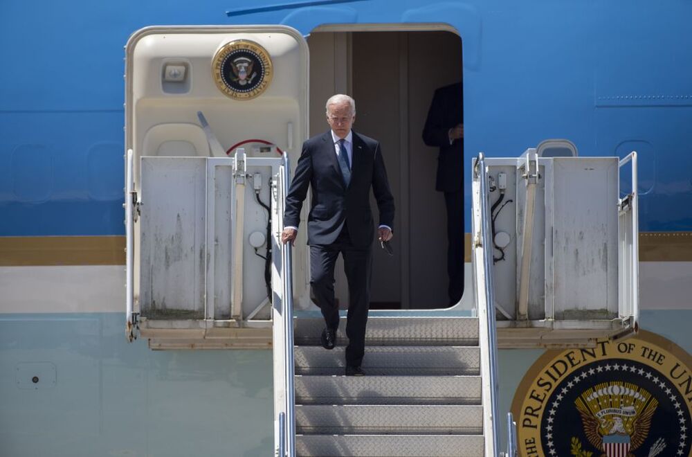 El Rey Felipe VI recibe a Joe Biden a su llegada a Madrid para la cumbre de la OTAN