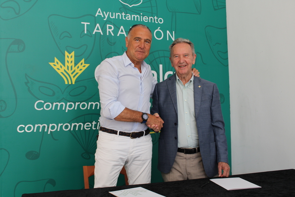 Distintos momentos de la firma, a cargo de Carlos de la Sierra, presidente de Globalcaja y de la Fundación Globalcaja Cuenca, y el alcalde de Tarancón, José Manuel López Carrizo. 