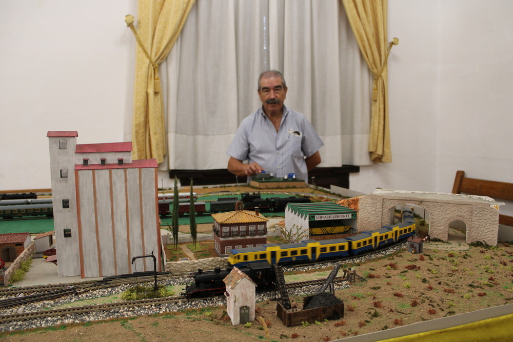 Rafael Fernández Jiménez, farmecéutico jubilado de Tarancón, junto a la parte de su maqueta de trenes que se puede visitar hasta el próximo 13 de septiembre.