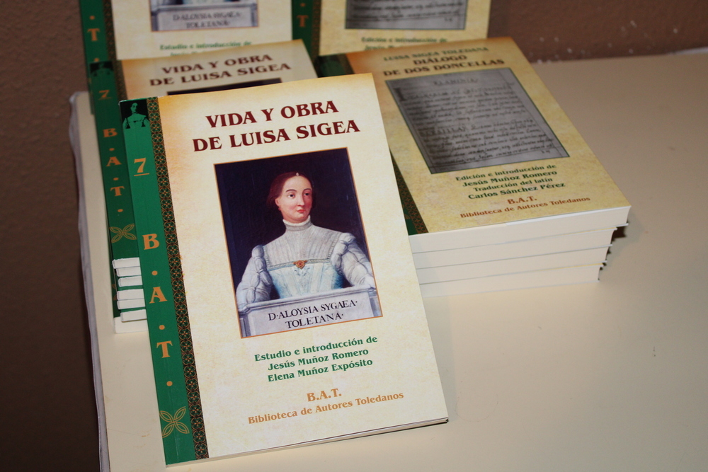 La directora del Instituto de la Mujer de Castilla-La Mancha y otras autoridades en la presentación del libro de Luisa Sigea.