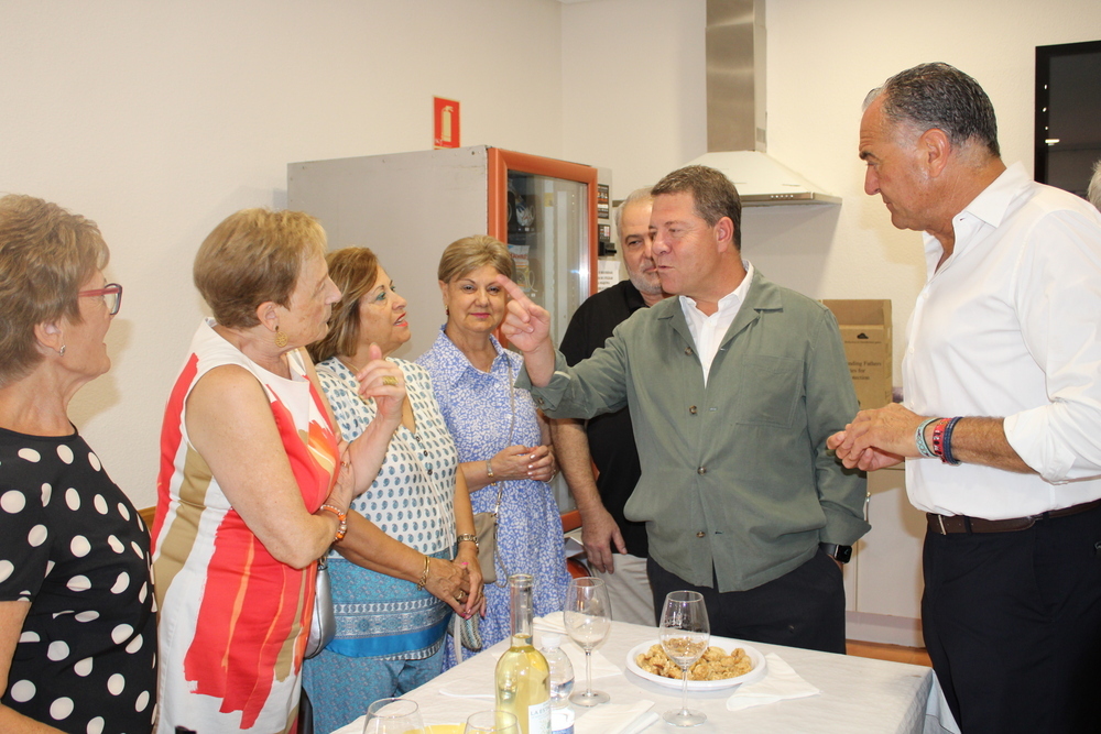El presidente regional visita el Centro de Mayores y comparte un aperitivo con miembros del Consejo Local de Mayores.