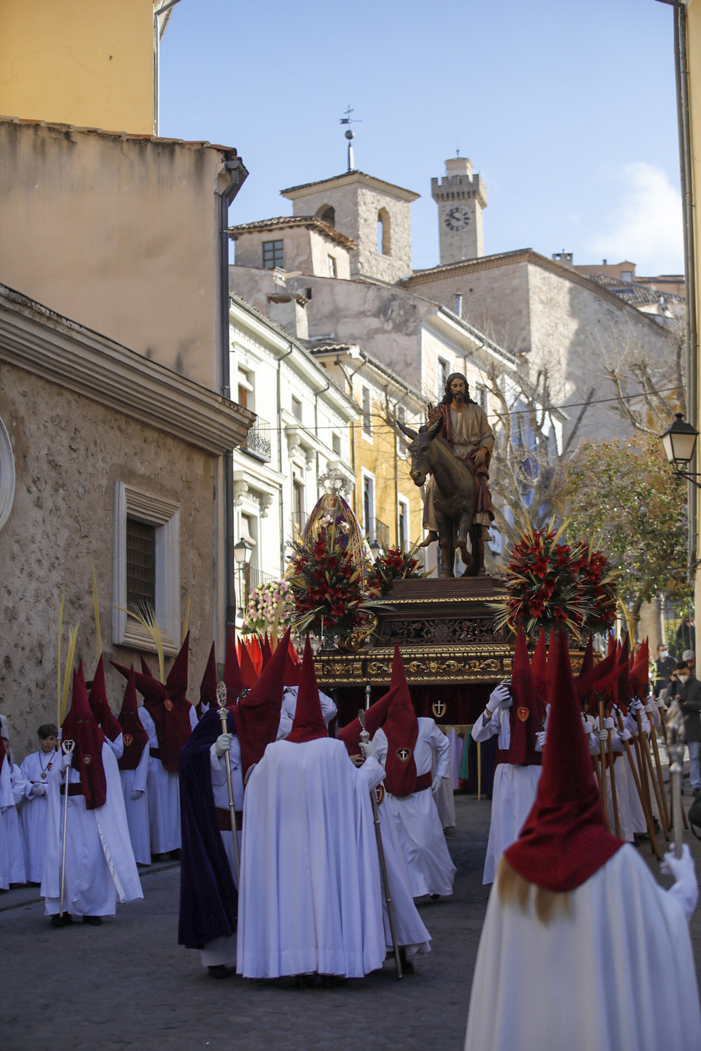 Una multitudinaria procesión del  Hosanna abrió la Semana Santa de Cuenca.