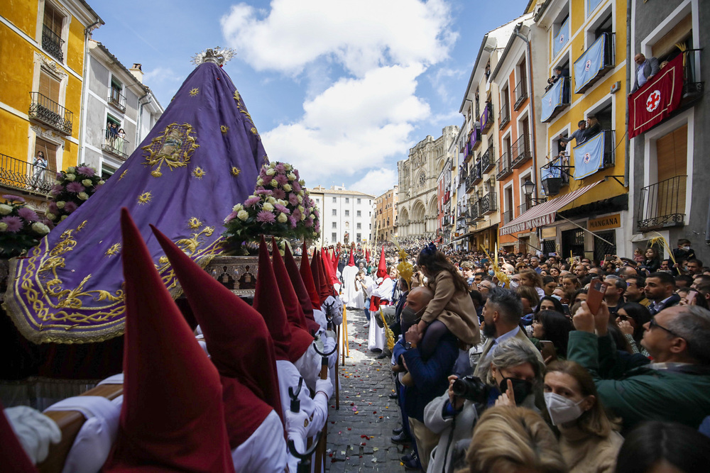 Una multitudinaria procesión del  Hosanna abrió la Semana Santa de Cuenca.