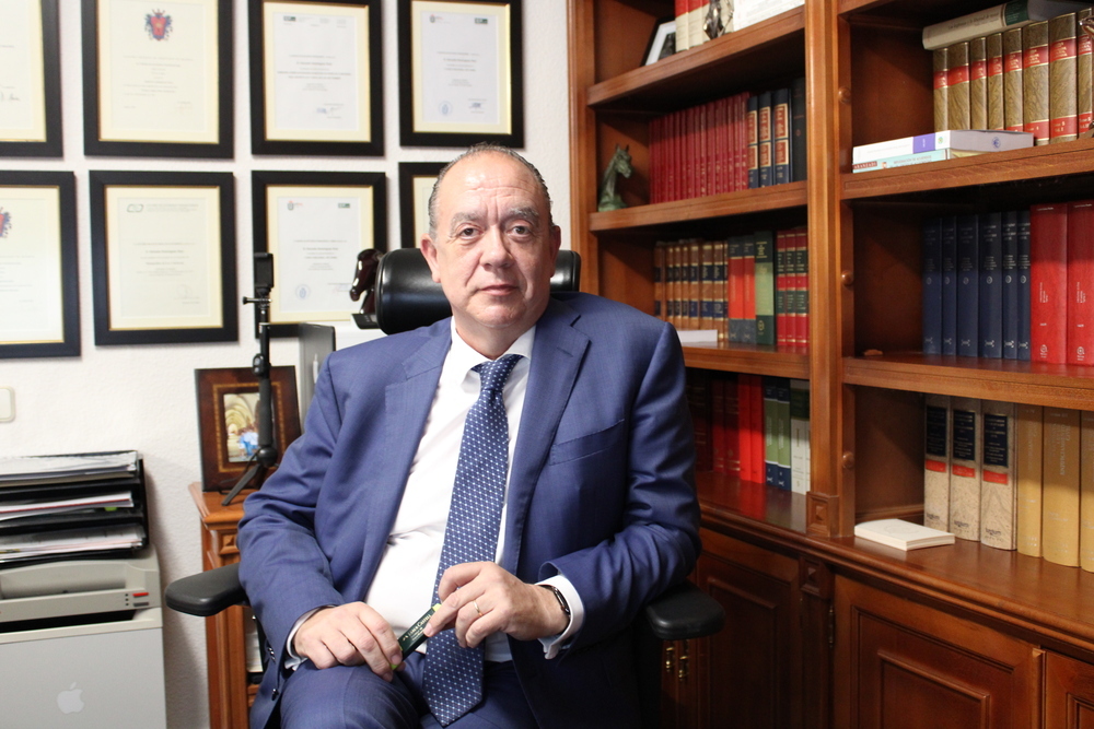 Gonzalo Domínguez, abogado del ex alcalde Raúl Amores, en su despacho. 