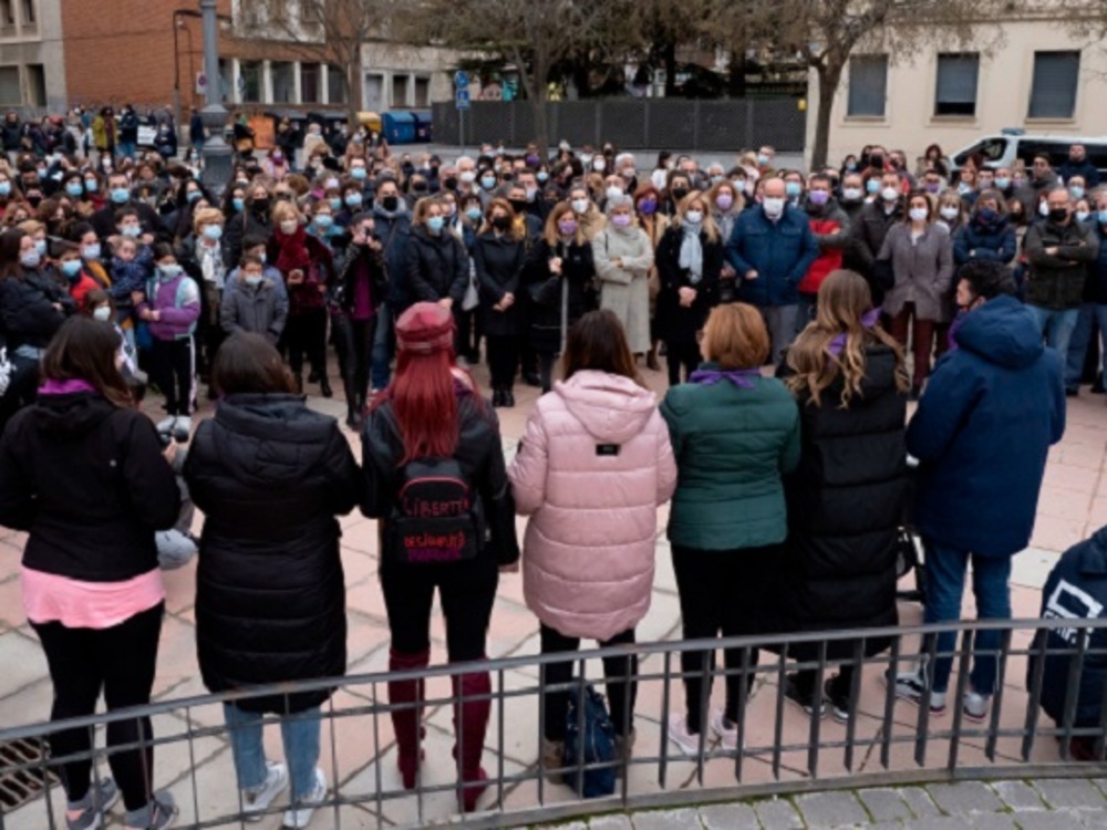 A última hora de la tarde de ayer, numerosos ciudadanos mostraron su rechazo por el crimen machista en la Plaza de España 