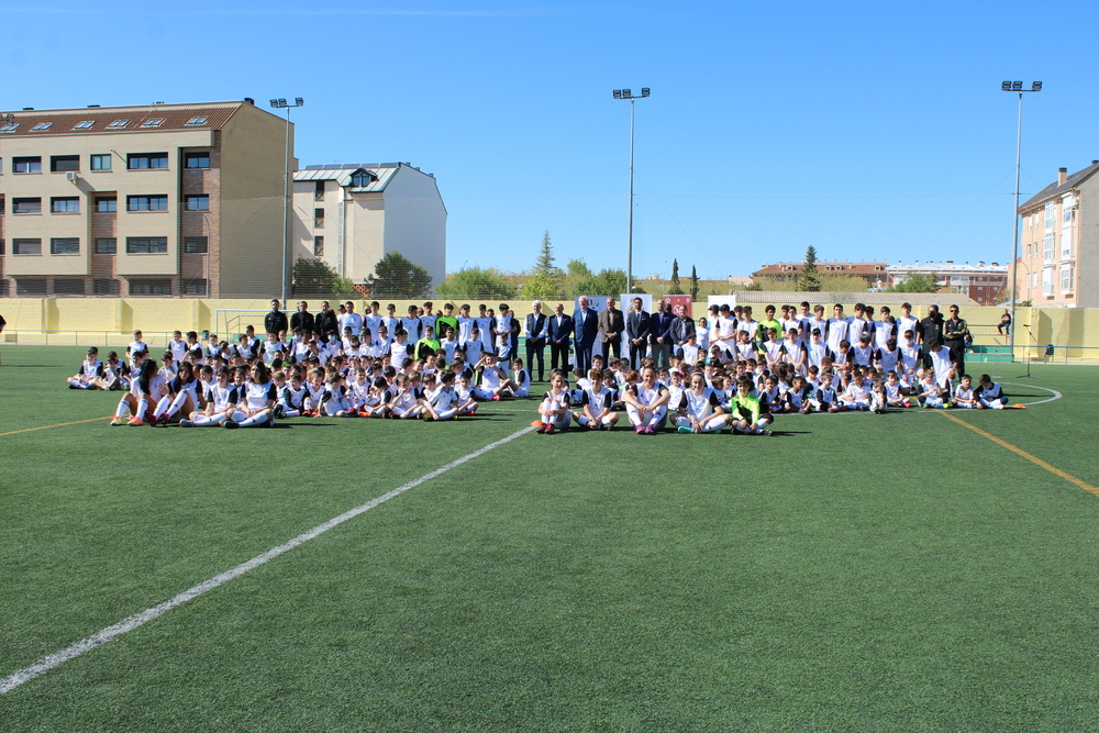Visita de exfutbolista Álvaro Arbeloa a la escuela sociodeportiva de la Fundación del Real Madrid de Tarancón.