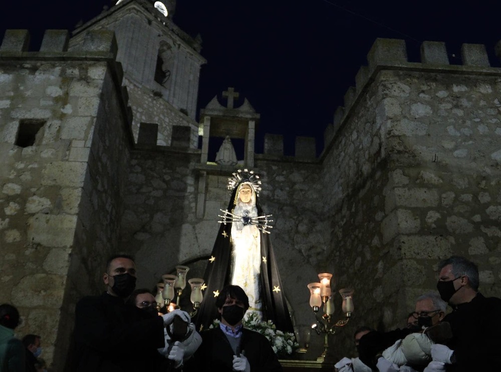 Salida de la Virgen de la Soledad por el Arco de la Malena tres años después, para la procesión del Viernes de Dolores.