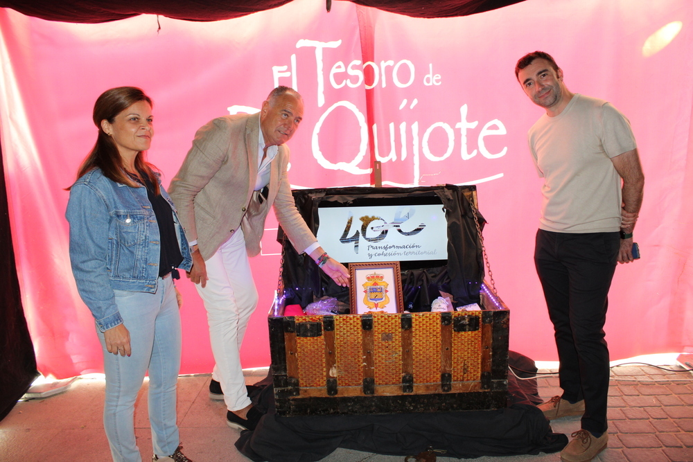 La delegada provincial de Igualdad, el alcalde y el concejal de Cultura ayer en la apertura de ‘El Tesoro de Don Quijote’.