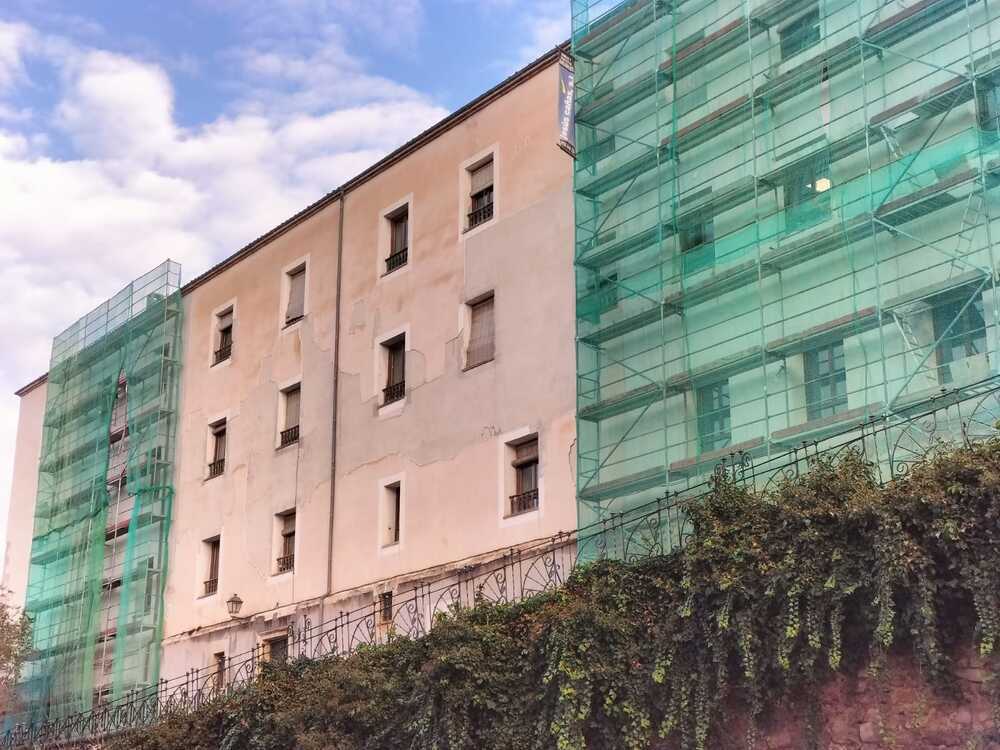 Imagen del desarrollo de los trabajos en la fachada de la calle Andrés de Cabrera.
