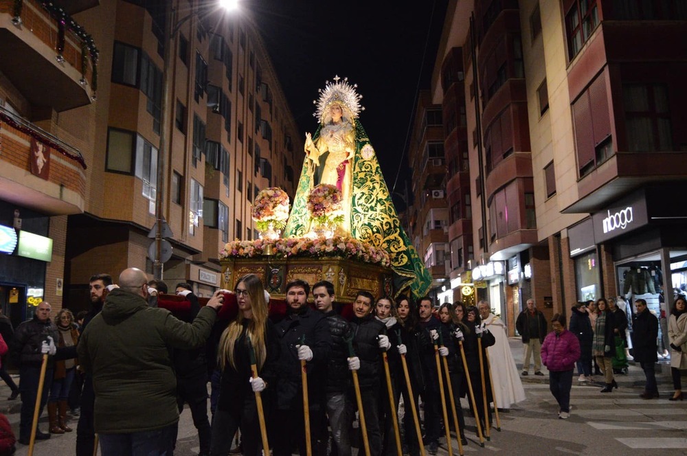 La Hermandad de San Juan Evangelista celebra con los vecinos la festividad de la Virgen de la Esperanza