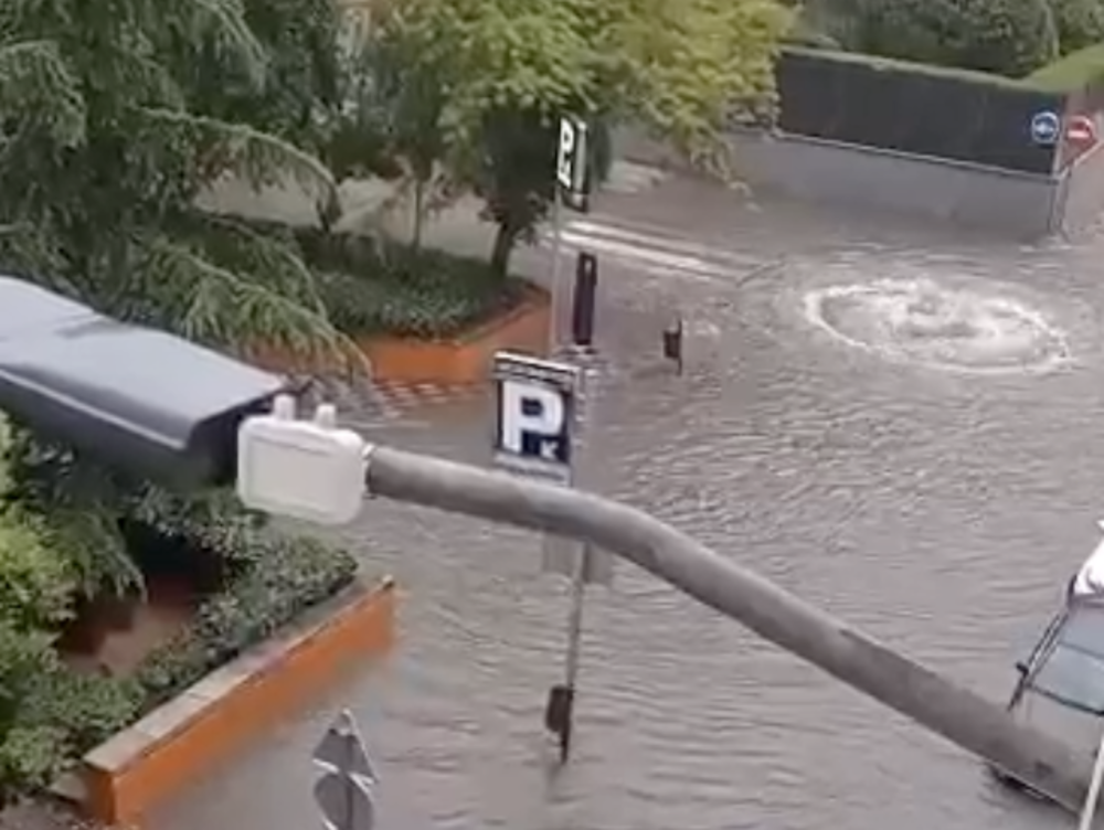Una gran tromba de agua inunda aparcamientos y bajos