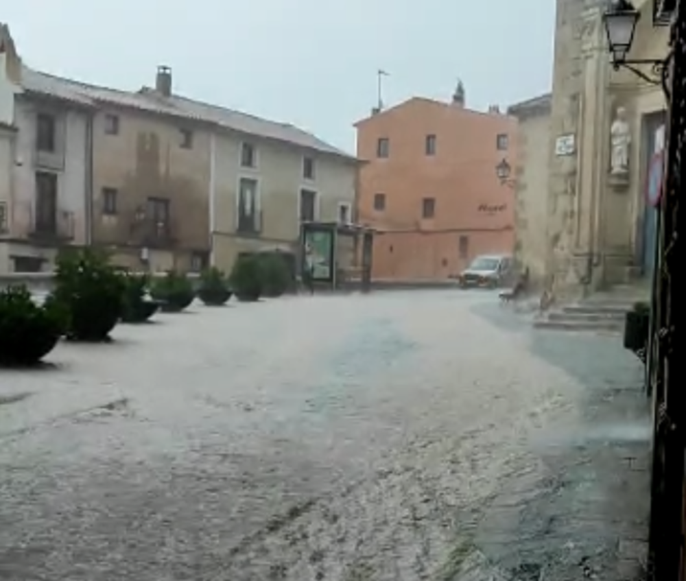 Una gran tromba de agua inunda aparcamientos y bajos