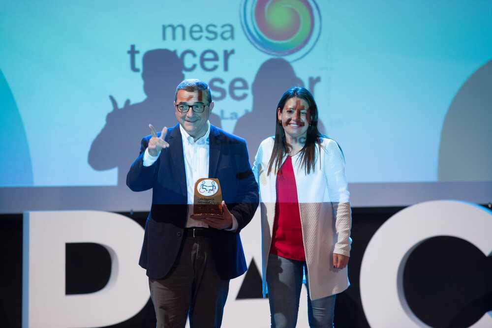 La consejera Bárbara García entregó el premio a la Mesa del Tercer Sector de Castilla-La Mancha